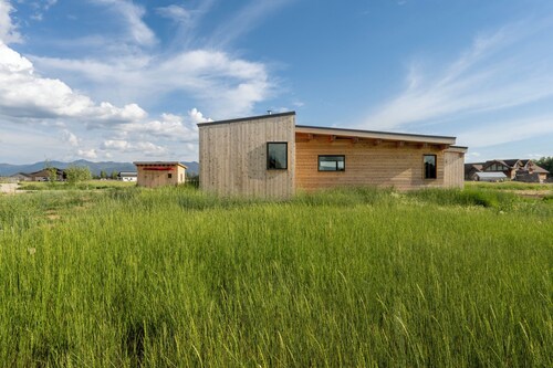 Teton Valley Treasure - Beautiful 2 bedroom, quiet and convenient.