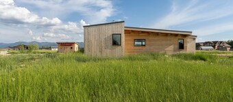 Teton Valley Treasure - Beautiful 2 bedroom, quiet and convenient.