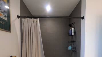 Toalhas de banho, sabonete, papel higiênico