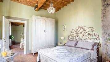Casa | 1 dormitorio y tabla de planchar con plancha