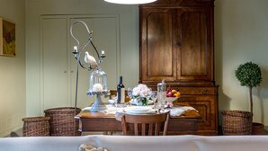 A dining table set with plates, glasses, and a lamp. - Apartment in Lucca With Stunning Tuscan Views (Capannori)