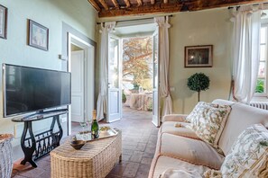 Living room - Apartment in Lucca With Stunning Tuscan Views (Capannori)