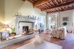 Living room - Apartment in Lucca With Stunning Tuscan Views (Capannori)