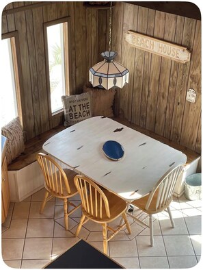 Dining - Memory Maker: Cozy 3-bedroom house in quaint Oak Island steps to the beach (Oak Island)