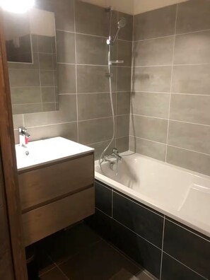 Shower, hair dryer, soap, toilet paper - ⛰️ Spacious, comfortable apartment at the foot of the Ancelle slopes - Alps (Ancelle)