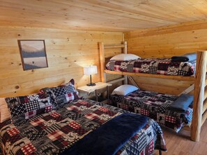 Room - 7R Guest Ranch - Deluxe Room 2 - Queen Bed and Twin Bunkbed (Wolf Creek)