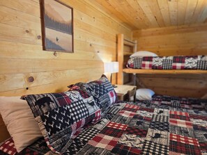 Room - 7R Guest Ranch - Deluxe Room 2 - Queen Bed and Twin Bunkbed (Wolf Creek)