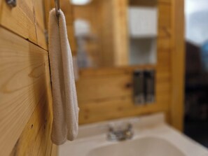Bathroom - 7R Guest Ranch - Deluxe Room 2 - Queen Bed and Twin Bunkbed (Wolf Creek)
