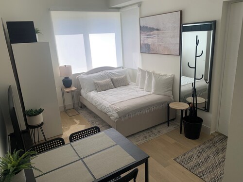 New Relaxed West Coast Vibe Minutes Form Seabus, Transit, Mtns, Trails & Beaches