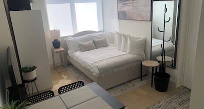New Relaxed West Coast Vibe Minutes Form Seabus, Transit, Mtns, Trails & Beaches