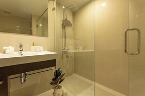 Asciugacapelli, bidet, asciugamani, sapone