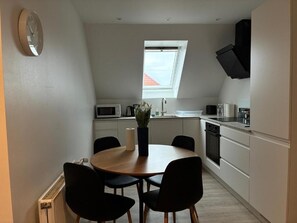 Apartment, 3 Bedrooms | Dining room