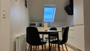 Apartment, 3 Bedrooms | Dining room