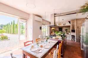 Villa | Dining - Luxury Villa With Pool in Lucca (Capannori)