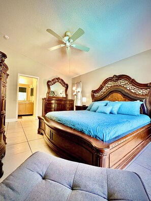 Room - Spacious 4BR Pool Home Peaceful Views (Kissimmee)