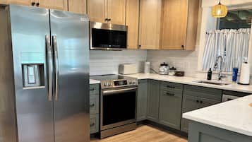 Refrigerador, microondas, horno y parrilla de estufa
