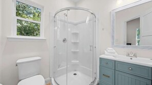 Shower, towels, shampoo - Fort Morgan House Beach Access 4 Bikes Sleeps 7! (Gulf Shores)