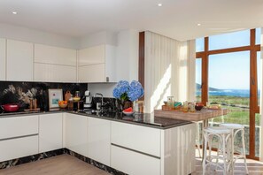 Fridge, microwave, dishwasher, coffee/tea maker - Casa do Seixo - Three Bedroom Villa, Sleeps 7 (Oia)
