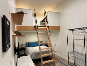 2 Schlafzimmer, Schreibtisch, Bügeleisen/Bügelbrett, WLAN