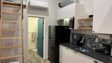 Kühlschrank, Mikrowelle, Wasserkocher mit Kaffee-/Teezubehör