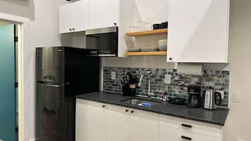 Kjøleskap, mikrobølgeovn, kaffetrakter/tekoker og vannkoker