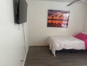 Internet - Awesome 2-bedroom house with AC in charming Bakersfield (Bakersfield)
