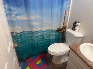 Towels, soap, toilet paper - Awesome 2-bedroom house with AC in charming Bakersfield (Bakersfield)
