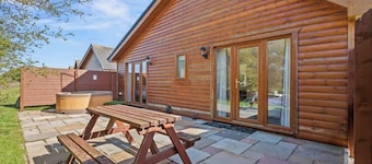 Hot Tub Lodge | 2 Bed Ensuite | Pet Friendly