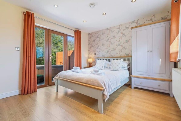 2 bedrooms, iron/ironing board, WiFi