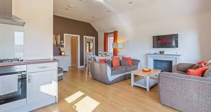 Hot Tub Lodge | 2 Bed Ensuite | Pet Friendly