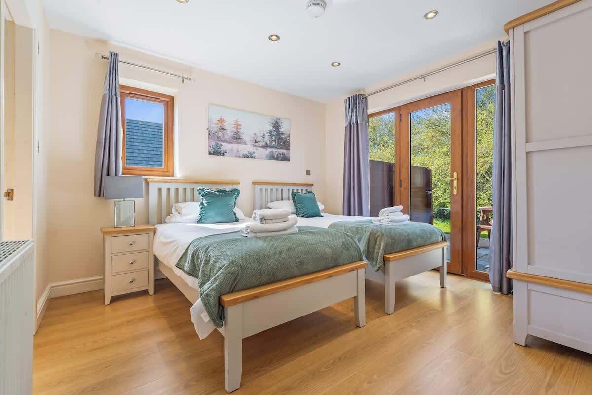 2 bedrooms, iron/ironing board, WiFi