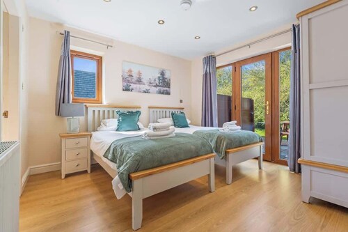 Hot Tub Lodge | 2 Bed Ensuite | Pet Friendly
