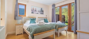Hot Tub Lodge | 2 Bed Ensuite | Pet Friendly