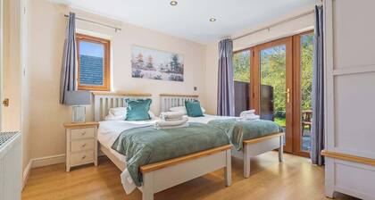 Hot Tub Lodge | 2 Bed Ensuite | Pet Friendly