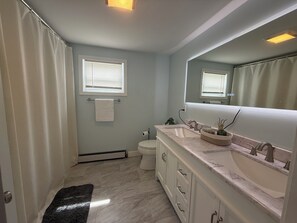 Bathroom - Entire 4BR, Lake & Trails Nearby, 40 Min to Boston (Marlborough)
