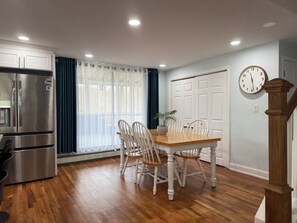 Dining - Entire 4BR, Lake & Trails Nearby, 40 Min to Boston (Marlborough)