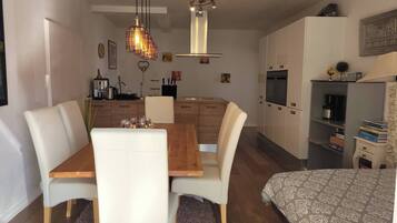 Apartment, 1 Bedroom, Accessible, Smoking | Dining