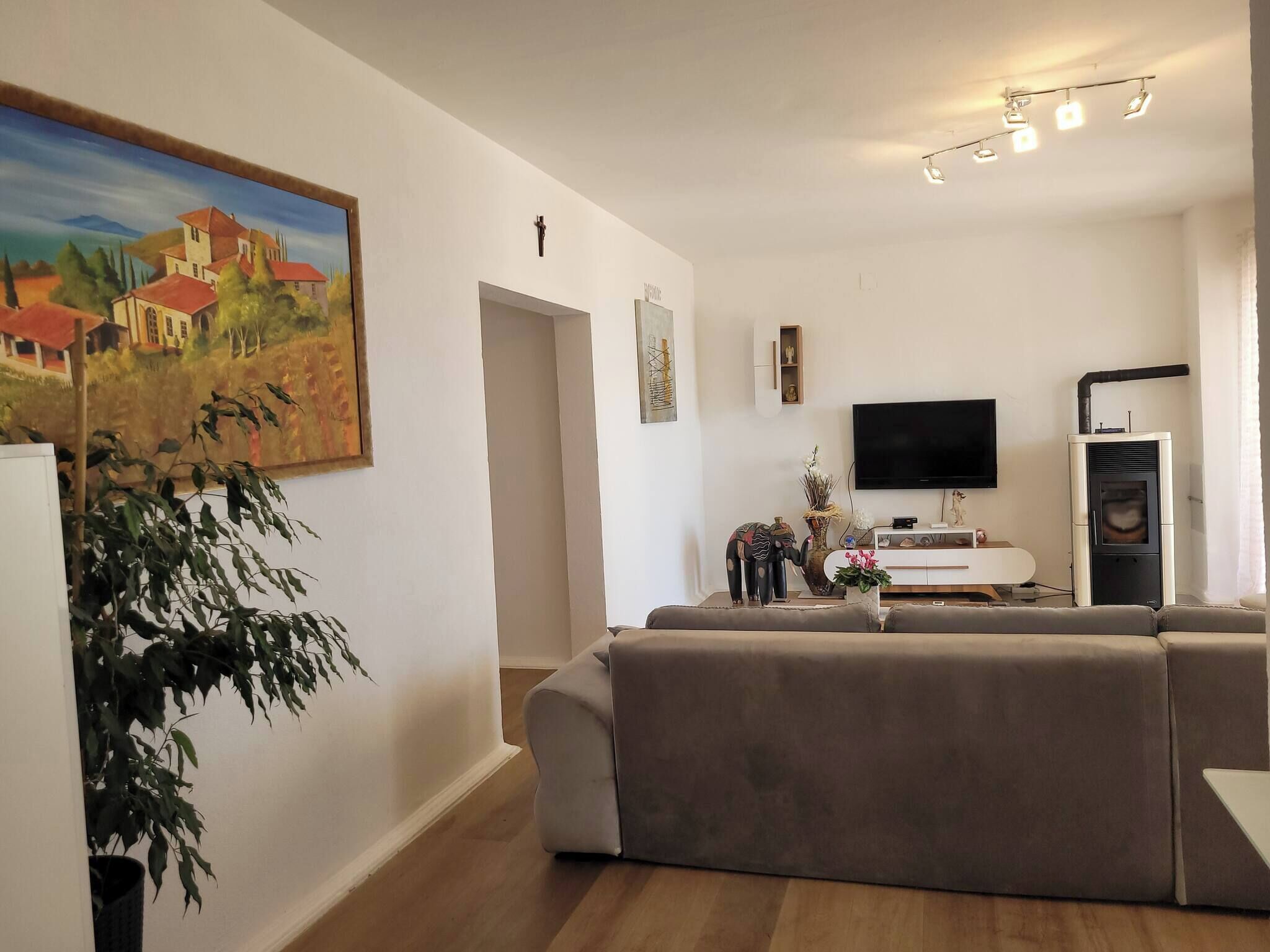 Apartment, 1 Bedroom, Accessible, Smoking | Living area | Books