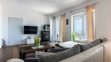 Apartment, 1 Bedroom, Accessible, Smoking | Living room | Books