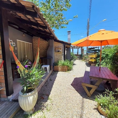 Outdoor dining. Residencial Pé na Areia Bombinhas