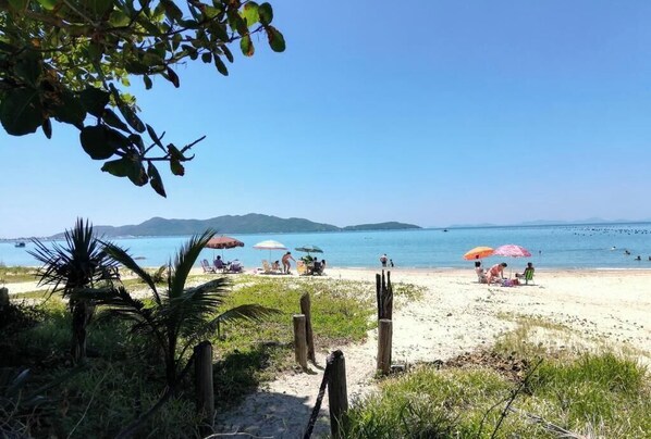 Apartment, Balcony, Partial Sea View | Beach | On the beach, white sand, beach umbrellas - Residencial Pé na Areia Bombinhas (Bombinhas)