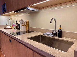 Fridge, microwave, oven, stovetop - Xeltran Elegant Suite Rockwell View (Mandaluyong City)