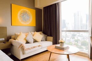 TV - Stylish King Suite with Modern Comforts (Mandaluyong City)