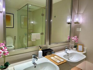 Shower, bidet, towels - Relaxing 2 Twin bed suite (Mandaluyong City)