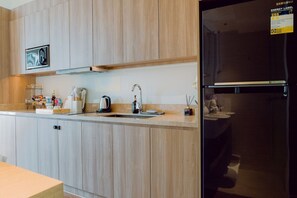 Een koelkast, een microgolfoven, een oven, een kookplaat