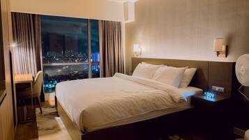 Iron/ironing board, bed sheets
