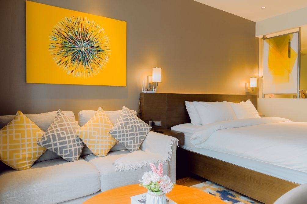 Iron/ironing board, bed sheets