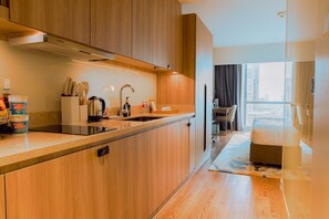 Fridge, microwave, oven, stovetop - Twin Suite | Sunset & River View (Mandaluyong City)