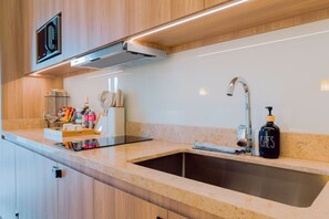 Fridge, microwave, oven, stovetop - Sunset Serenity King Suite (Mandaluyong City)