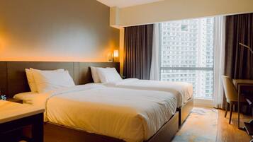 Iron/ironing board, bed sheets